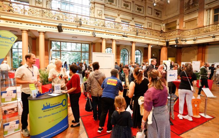 eine Messrraum mit vielen Kindern und Familien