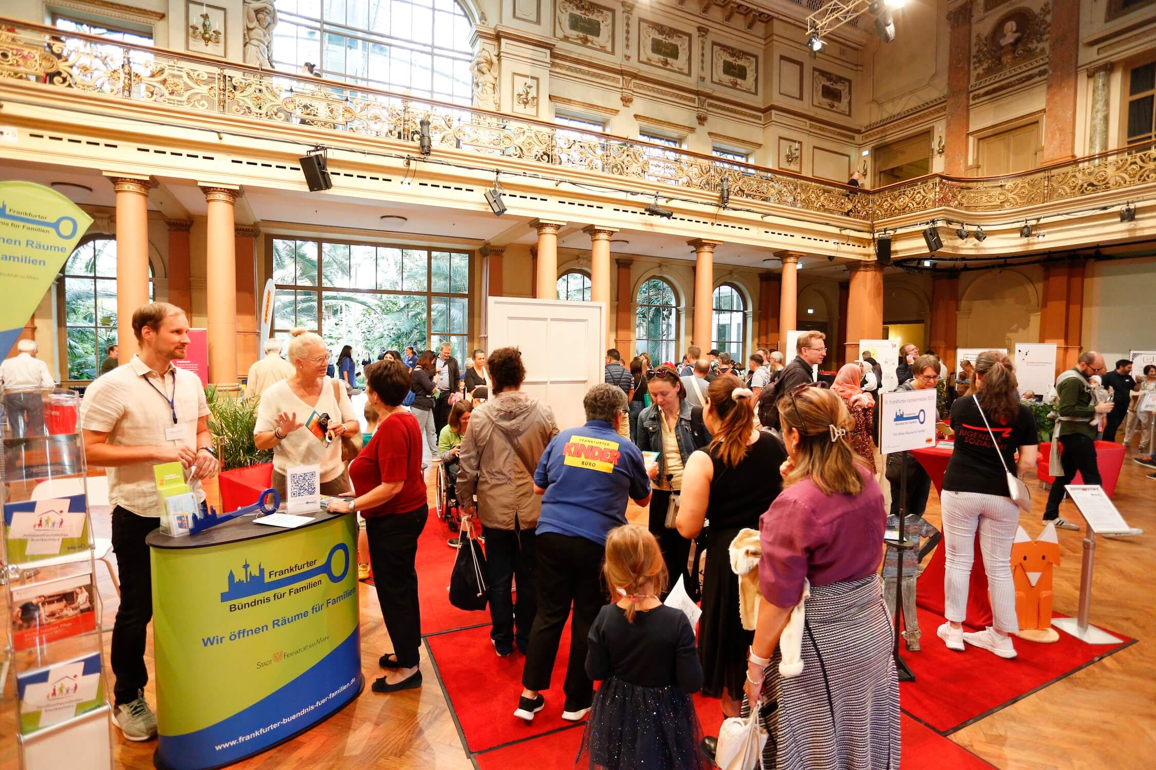 eine Messrraum mit vielen Kindern und Familien